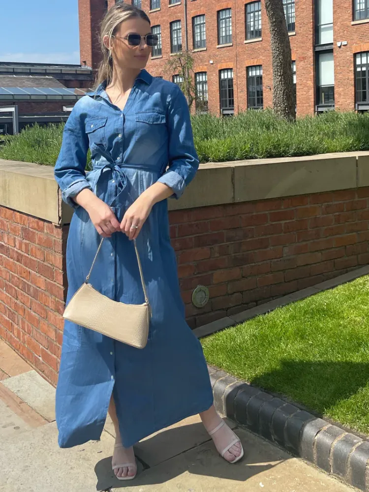 Denimkleider kombinieren im Frühling elegante Maxikleider für Frauen ab 50