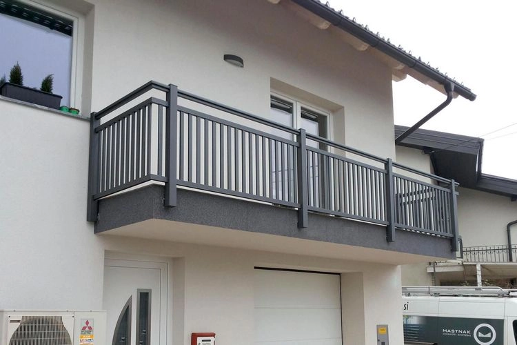 Clean aluminum balcony railings easily and correctly