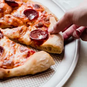 Dieses Teigrezept benötigt nur einfache Zutaten, aber es ergibt den besten Pizzaboden