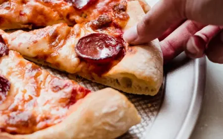 Dieses Teigrezept benötigt nur einfache Zutaten, aber es ergibt den besten Pizzaboden