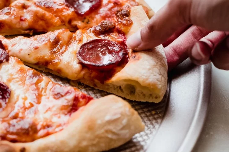 Dieses Teigrezept benötigt nur einfache Zutaten, aber es ergibt den besten Pizzaboden