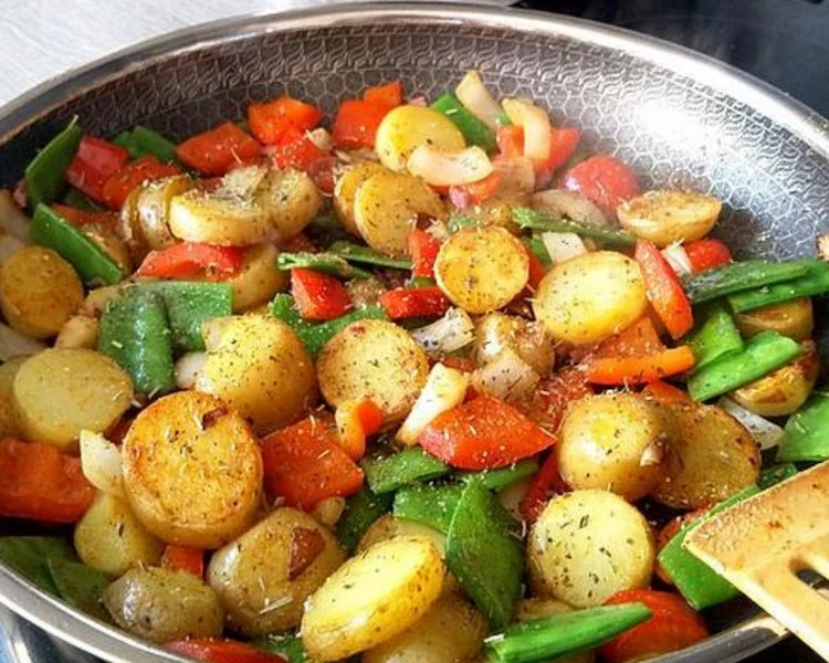 Einfaches Rezept für bunte Gemüsepfanne mit Kartoffeln