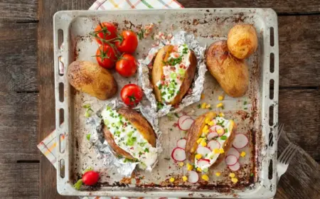 Folienkartoffeln im Backofen zubereiten - Tipps und Rezept für Quark-Dip