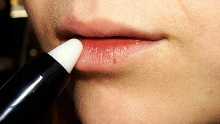 Investieren Sie in einen Lippen-Primer, um Ihren Lippenstift länger haltbar zu machen