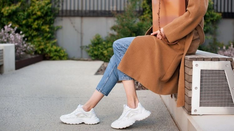 Jeans, Turnschuhe und Mantel für das Frühjahr 2023 - Modetrends für reife Frauen