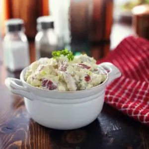 Klassischen Kartoffelsalat zubereiten mit Mayo, Gurke, Ei und Petersilie