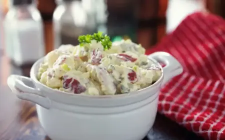 Klassischen Kartoffelsalat zubereiten mit Mayo, Gurke, Ei und Petersilie