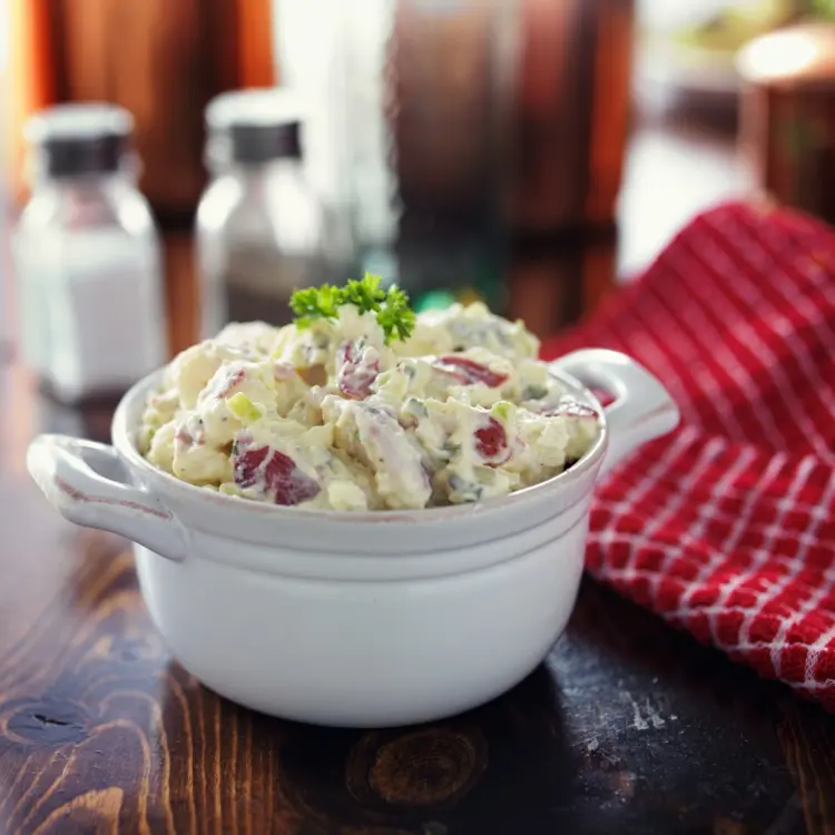 Klassischen Kartoffelsalat zubereiten mit Mayo, Gurke, Ei und Petersilie