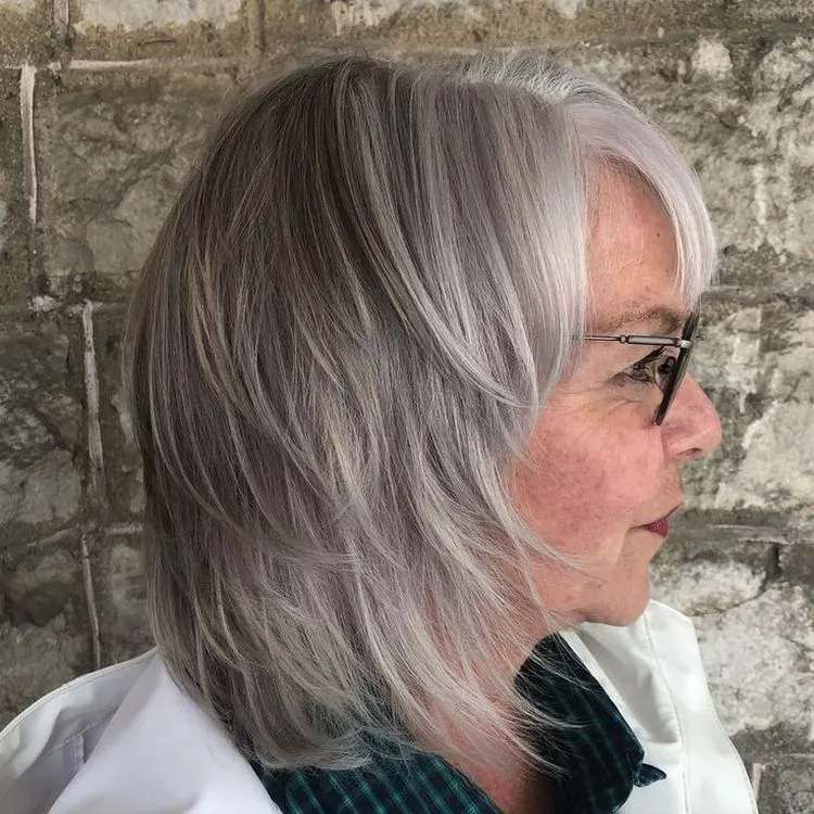 Kurzhaarfrisuren ab 50 für den Frühling 2023 - trendiger, grauer Bob für Damen mit dünnem oder feinem Haar und Brille
