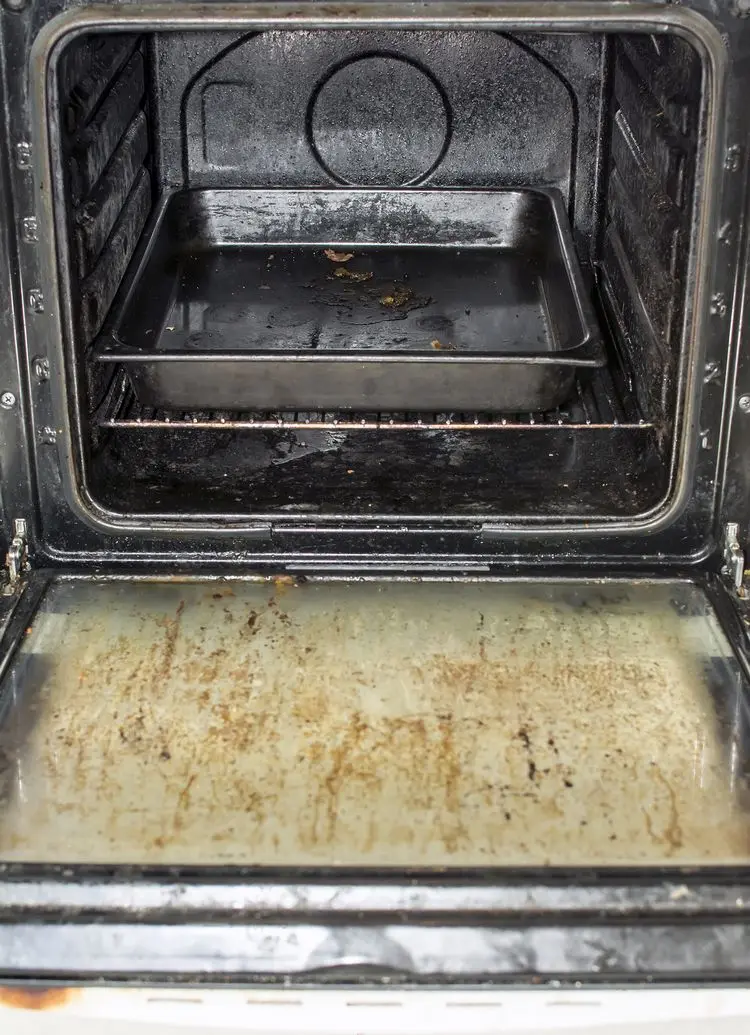 Ofen leicht putzen - mit Staubsaugen anfangen