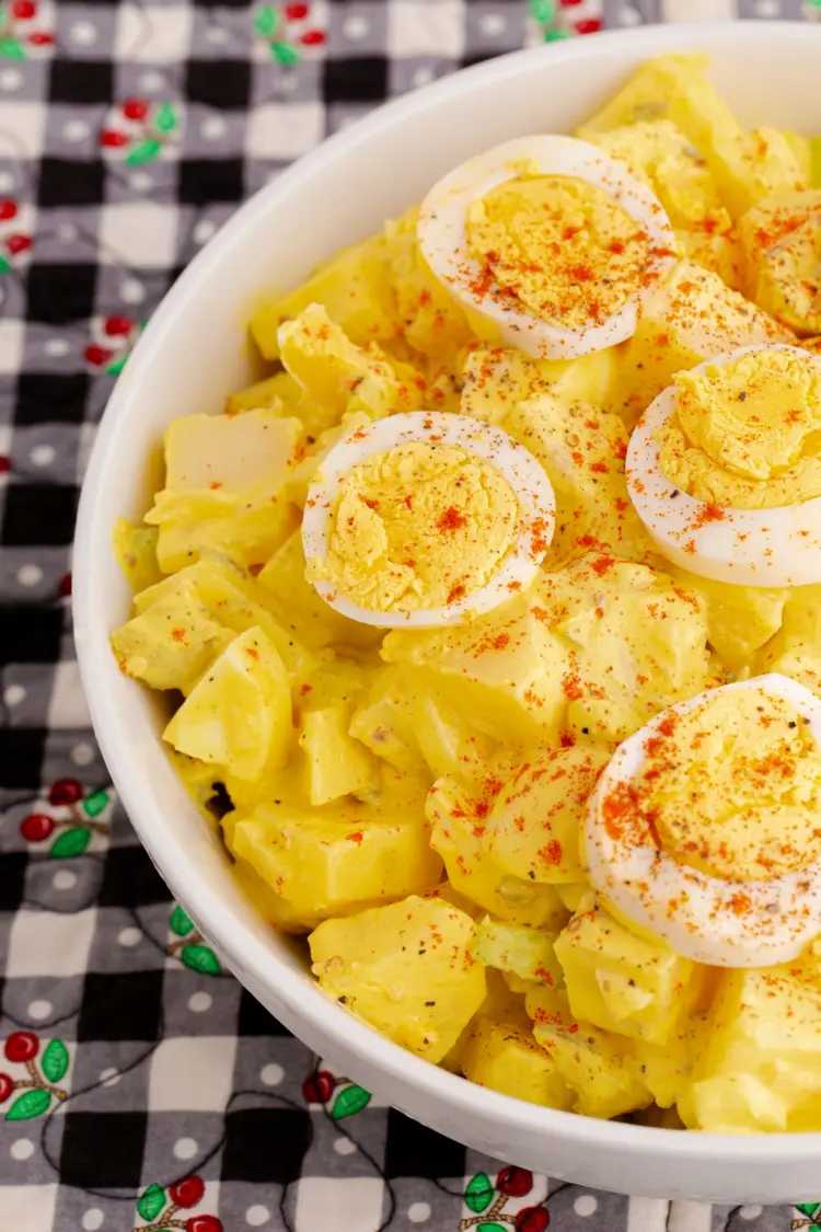Salat mit Kartoffeln, Ei und Salatgurke nach Omas Art