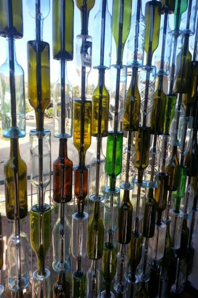 Balkonsichtschutz selber bauen - Flaschen verwenden