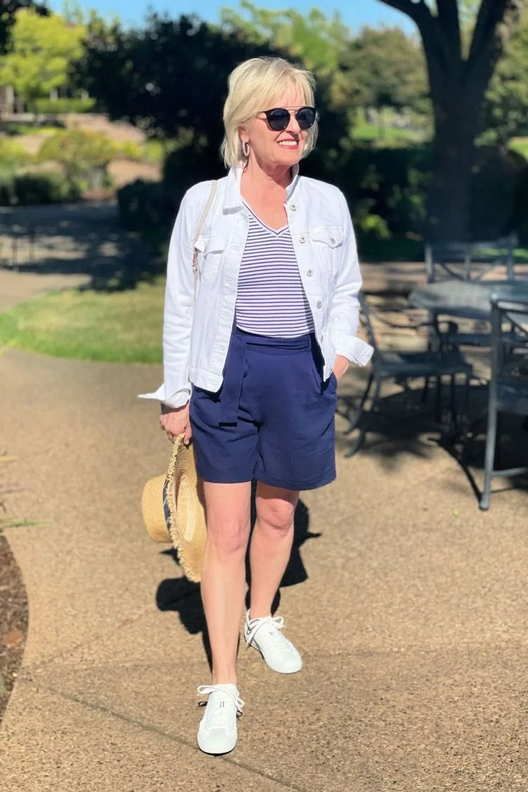 Shorts und Jacke zu Turnschuhen tragen - schicke Mode für Frauen ab 50, 60 oder 70