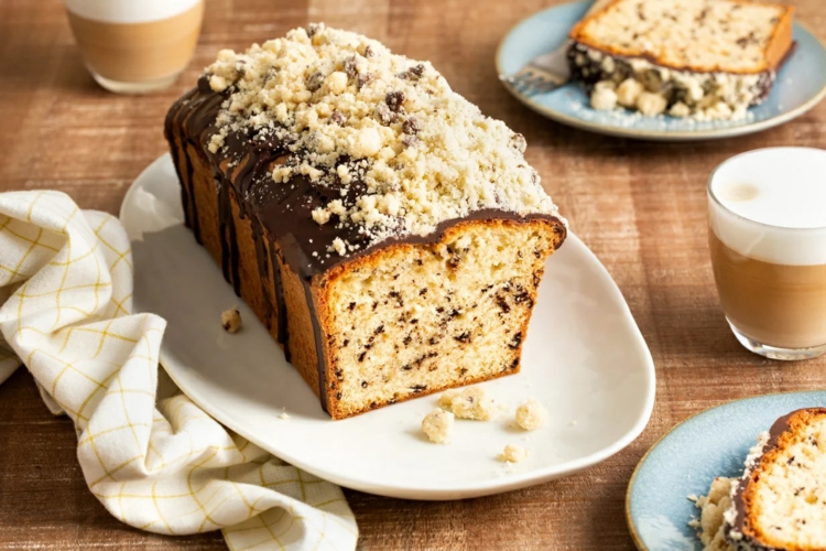 Stracciatella Kuchen mit Schokoglasur aus der Kastenform