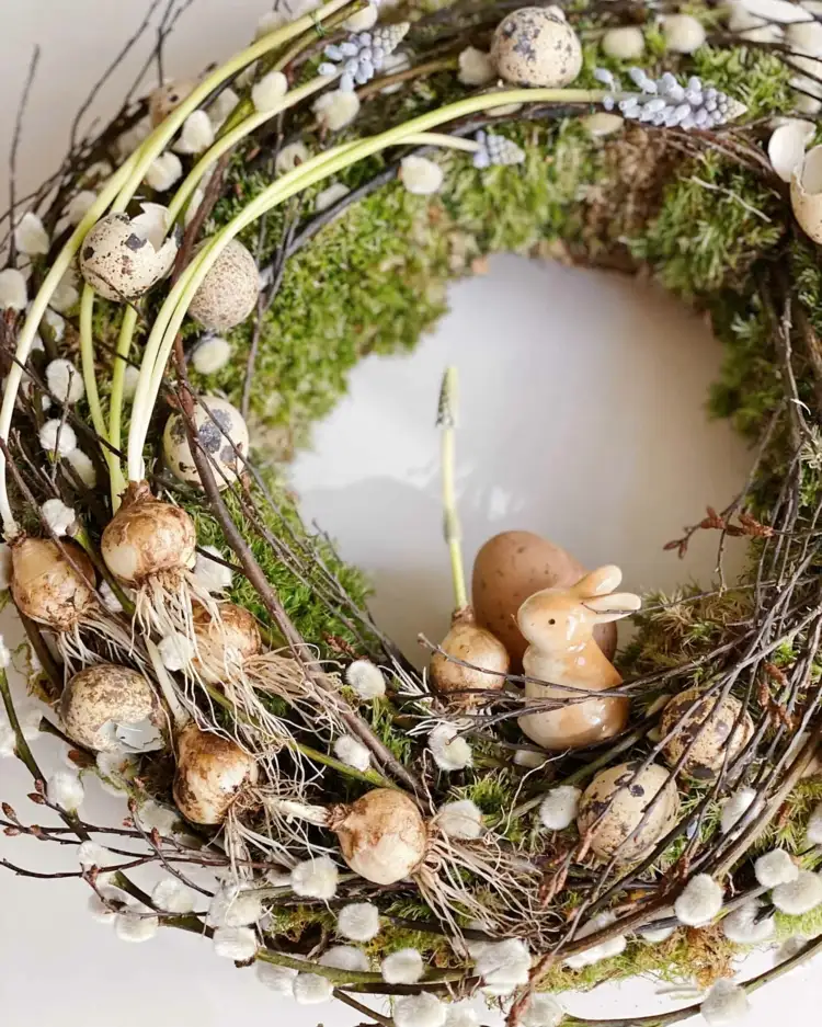 Türkranz für Ostern aus Naturmaterialien wie Moos, Wiedenkätzchen und Blumenzwiebeln