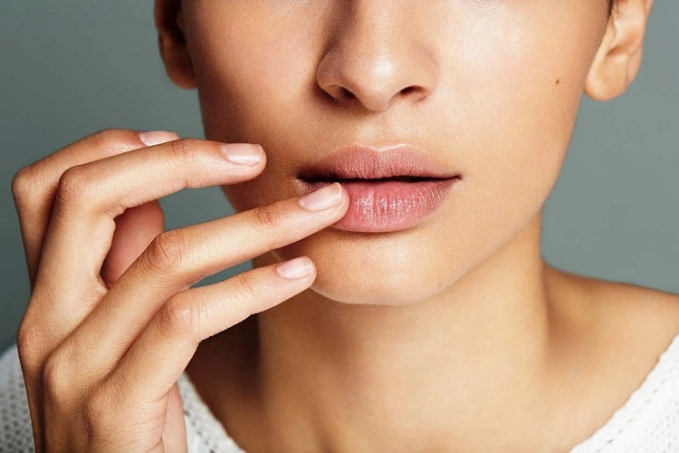 Vorbereiten Sie Ihre Lippen mit einem Peeling und Feuchtigkeitspflege