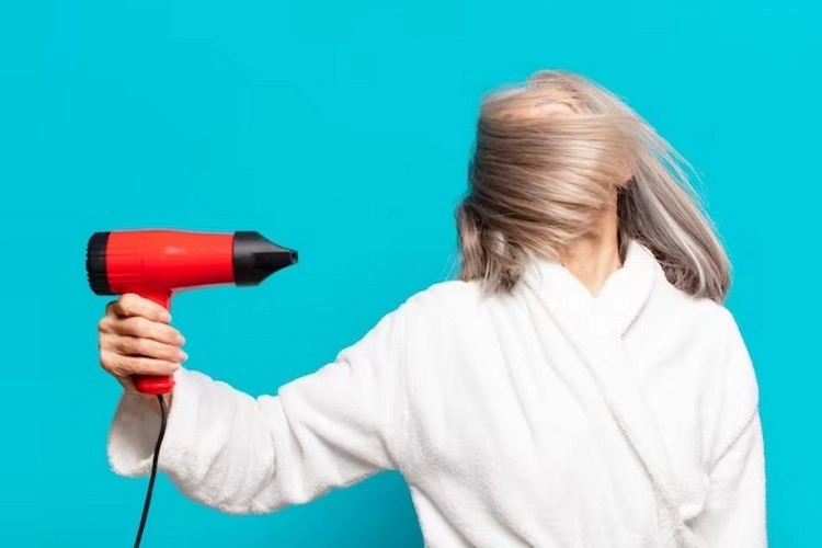 Was tun gegen strohige Haare in den Wechseljahren - An das Natürliche halten