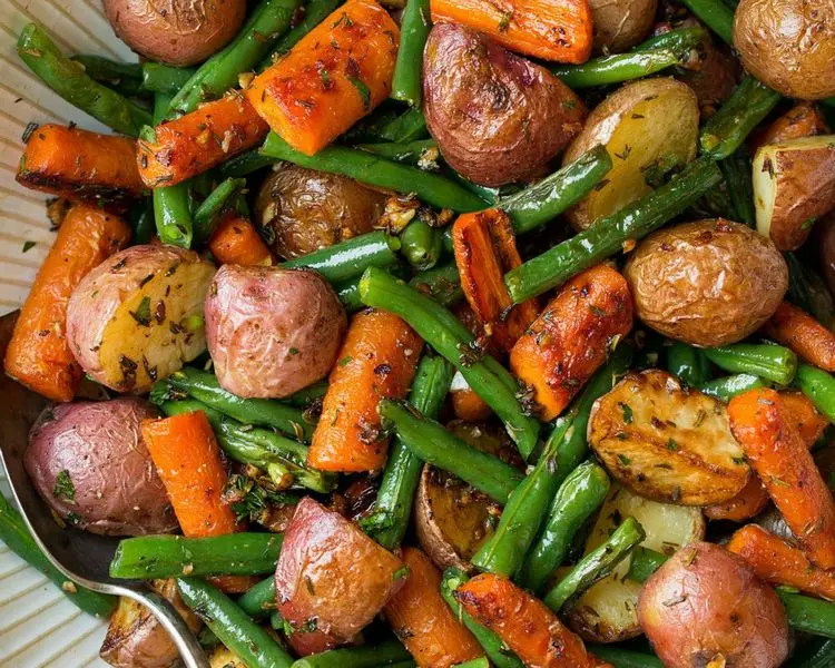 Wie kann man eine leckere, bunte Gemüsepfanne mit Kartoffeln zubereiten?
