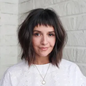 Wolf Bob mit Micro Bangs - coole Frisuren 2023