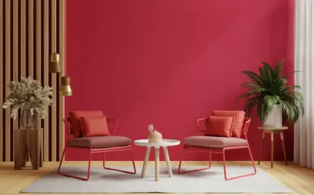 akzentwand und stühle in der farbe viva magenta bei der einrichtung des wohnzimmers verwenden