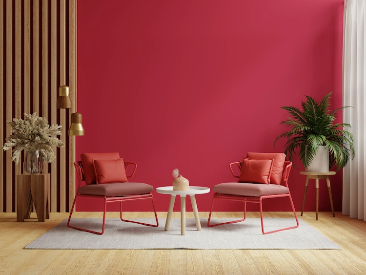 akzentwand und stühle in der farbe viva magenta bei der einrichtung des wohnzimmers verwenden