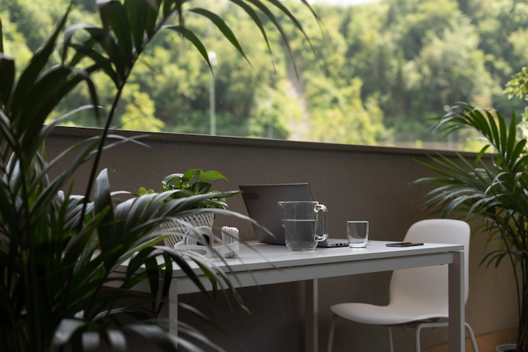 an-warmen-tagen-sich-auf-dem-balkon-entspannen-oder-ihn-als-home-office-nutzen