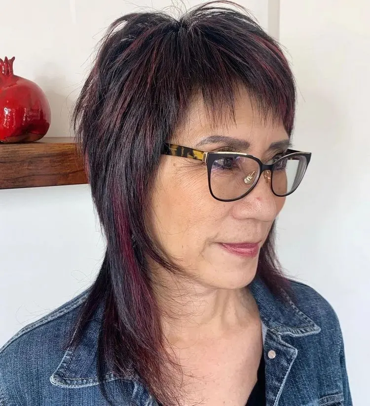 Angesagte Frisuren für Frauen ab 50 mit Brille - Shag Cut