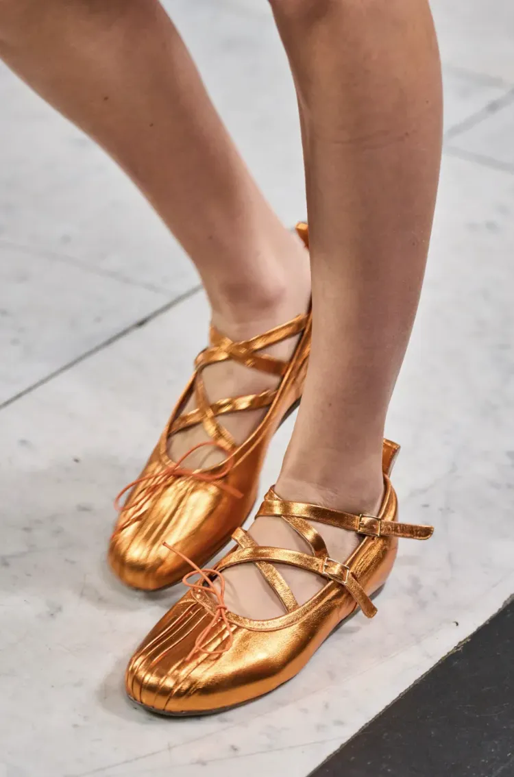 combine ballerinas in spring shoe trends 2023 spring fashion trends