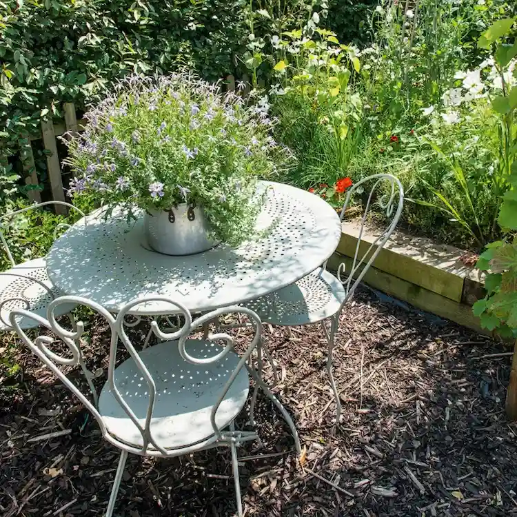 begrenzten außenraum durch gestaltungsideen für kleine gärten ohne rasen mit rindenmulch verschönern