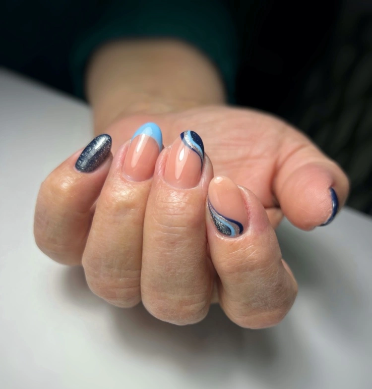 Wie Blue Nails als Maniküre für Frauen ab 50 dezent tragen