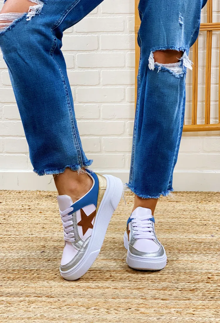 bunte Sneaker und Jeans Outfits Schuhtrends Frühling 2023