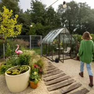 den gartenbereich mit holzdielen als gartenweg in kombination mit kies zugünglich machen