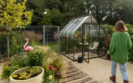 den gartenbereich mit holzdielen als gartenweg in kombination mit kies zugünglich machen