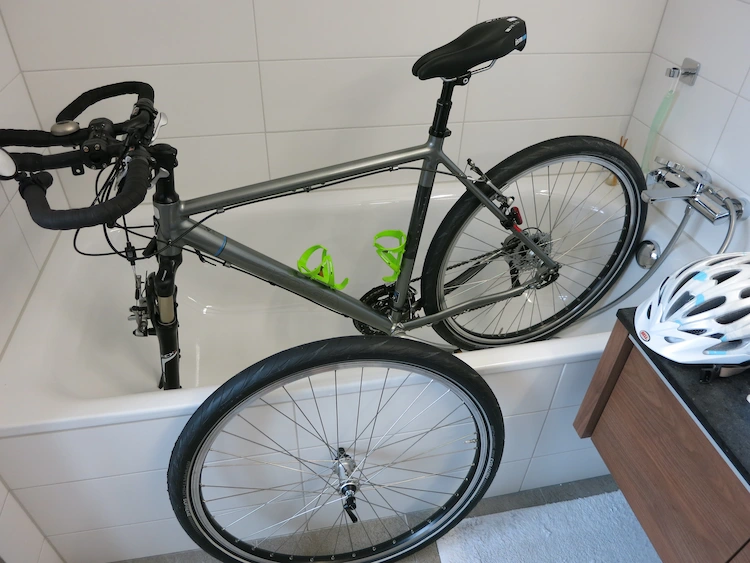 die badewanne als bequemen ort verwenden und durch den einsatz von reinigungsmitteln ein fahrrad putzen