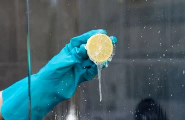 Die Duschtüren mit Zitrone reinigen