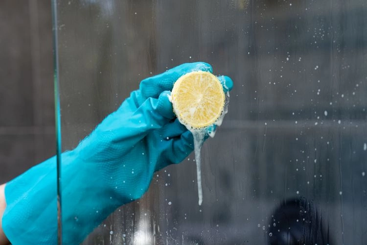 Die Duschtüren mit Zitrone reinigen