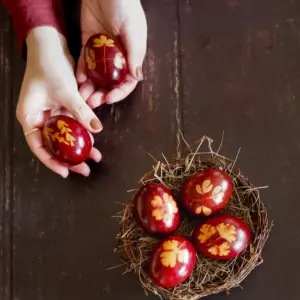 eier färben mit zwiebelschale hübsche ostereier mit natürlichen farben