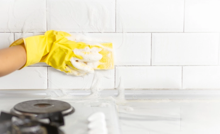 fett und schmutz mit hausmitteln aus küchenrückwand entfernen und fliesenfugen mit natron reinigen