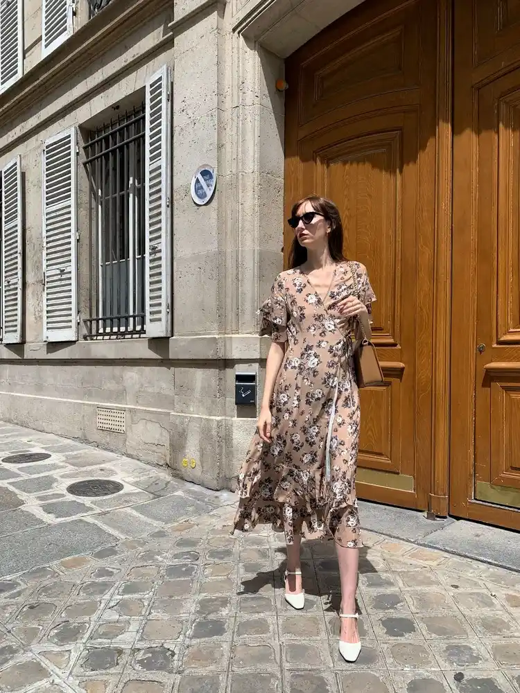 french chic style ein blumenkleid im frühling tragen