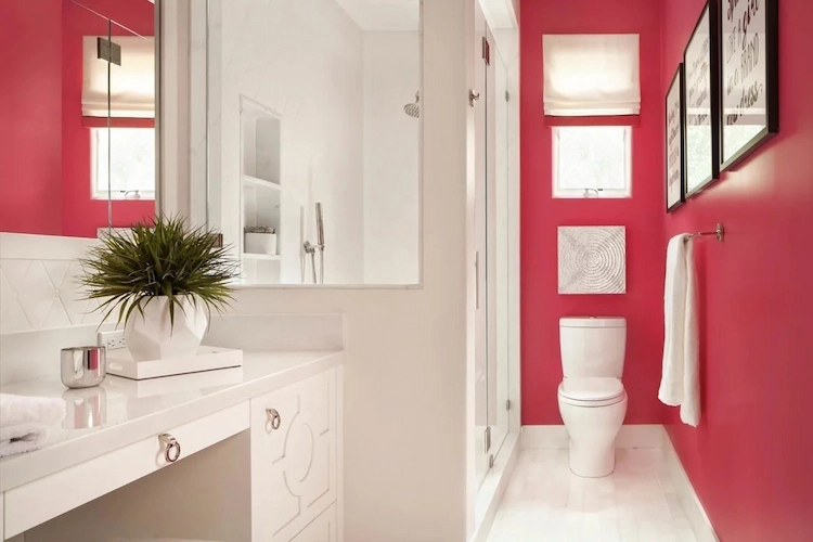 gäste wc nach dem trend gestalten und sich für eine akzentwand in der farbe viva magenta entscheiden