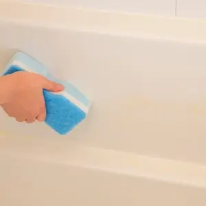 Gelbe Flecken in der Badewanne entfernen