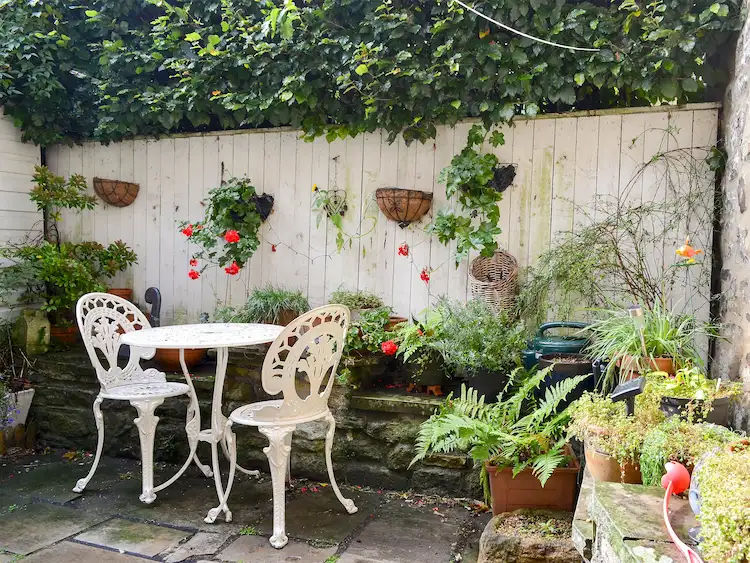 gemütlichen bereich im innnenhof nach dem garten-trend sitooterie mit pflanzen und sitzgelegenheiten