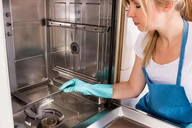 Geschirrspüler mit Hausmitteln reinigen - diese effektiven Methoden sollten Sie anwenden