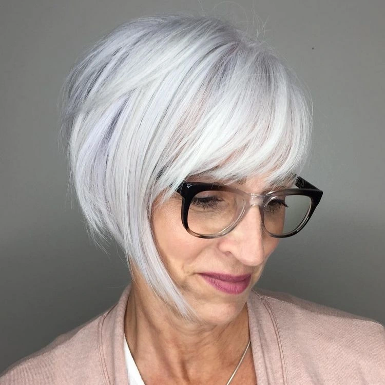 Haarschnitte für ältere Damen mit Brille - asymmetrischer Bob Cut