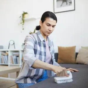 helles microfaser sofa reinigen speckig möbel richtig pflegen tipps