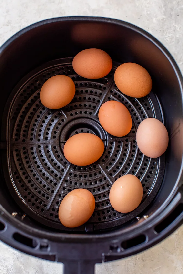 im korb von luftfritteuse ganze eier für einen eiersalat kochen lassen