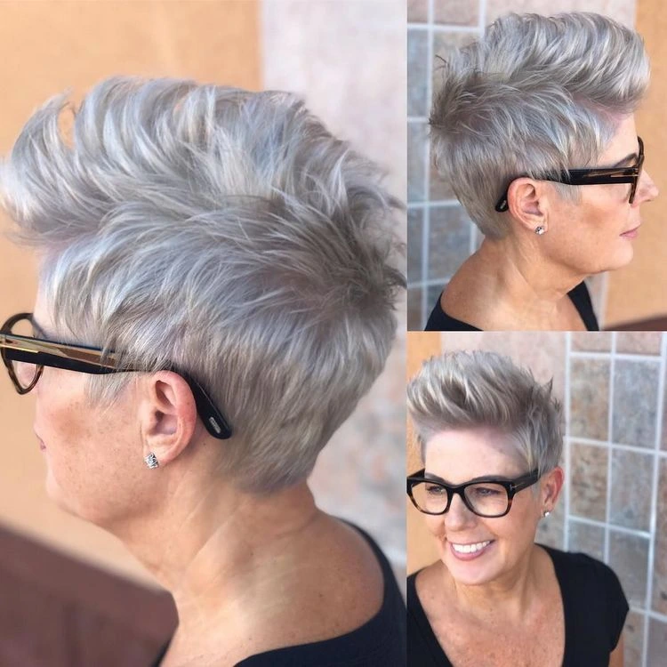 Kurze Frisuren für Frauen ab 50 mit Brille und dünnem Haar - grauer Pixie Cut