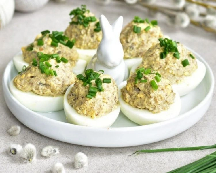 Leckere, gekochte Eier mit Pilzen gefüllt