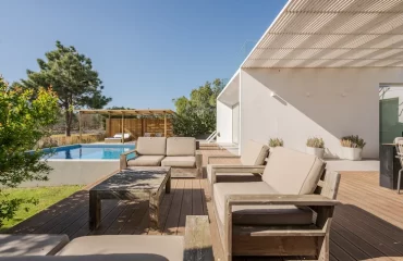 moderer und luxuriöser außenbereich mit pool und großer terrasse mit gartenmöbeln
