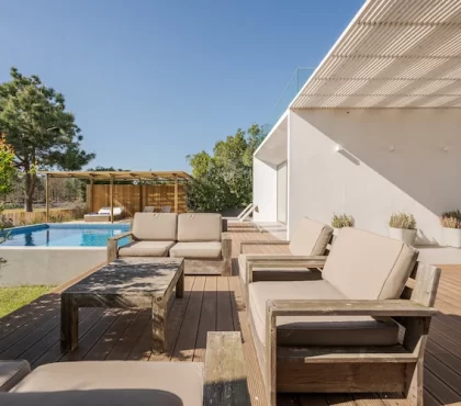moderer und luxuriöser außenbereich mit pool und großer terrasse mit gartenmöbeln